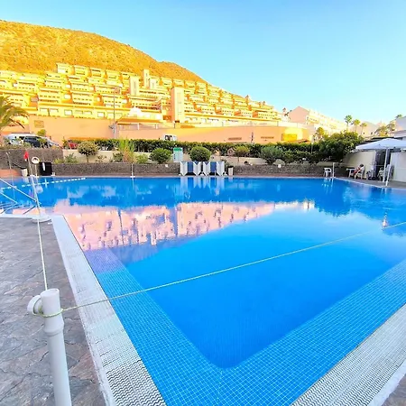 Castle Harbour Sun & Fun - Renewed! Heated Pool, Fibre Net, 2 Bedrooms Appartamento Los Cristianos (Tenerife)