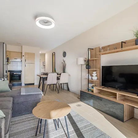 Castle Harbour Sun & Fun - Renewed! Heated Pool, Fibre Net, 2 Bedrooms *