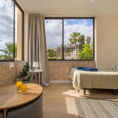 Castle Harbour Sun & Fun - Renewed! Heated Pool, Fibre Net, 2 Bedrooms Appartamento