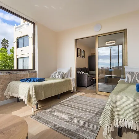 Castle Harbour Sun & Fun - Renewed! Heated Pool, Fibre Net, 2 Bedrooms アパート