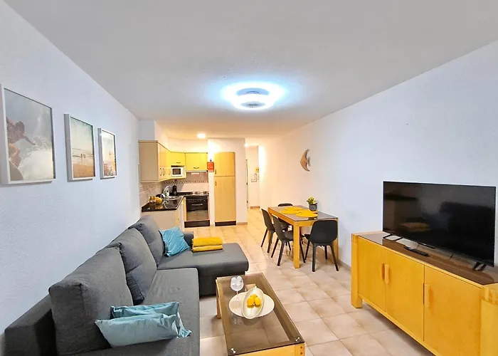 Castle Harbour Sun & Fun - Heated Pool, Fibre Net, 2 Bedrooms