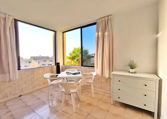 Castle Harbour Sun & Fun - Heated Pool, Fibre Net, 2 Bedrooms