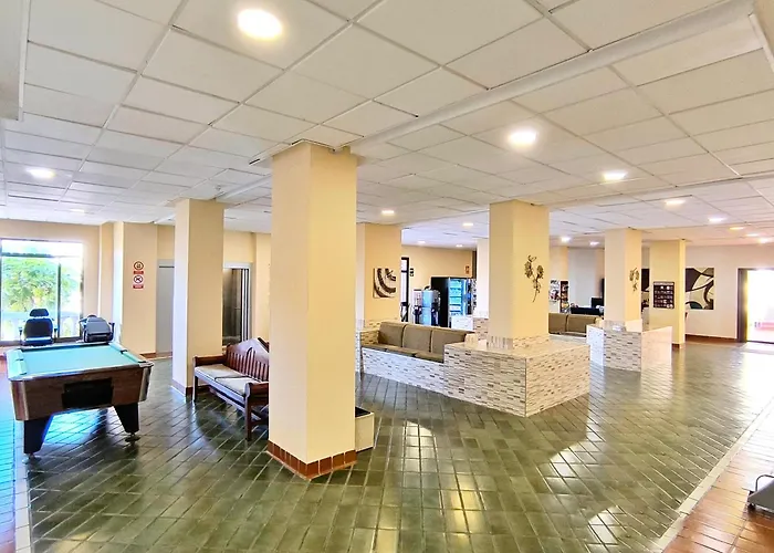 Castle Harbour Sun & Fun - Heated Pool, Fibre Net, 2 Bedrooms *